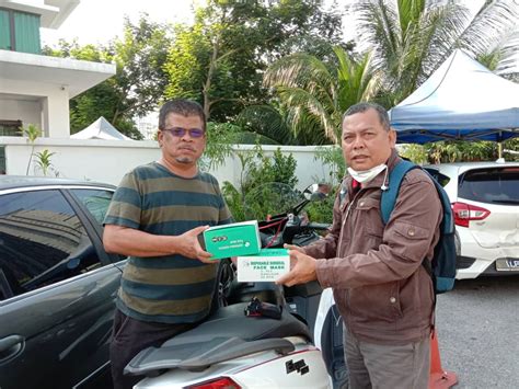 Topeng muka (face mask) dapat memberikan perlindungan terbaik berbanding dengan pelindung wajah (face shield). Malaysia Gazette dapat sumbangan topeng penutup mulut dan muka