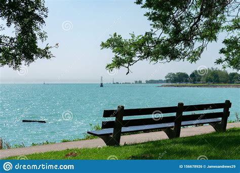 Shaded Bench Facing Lake Michigan In Edgewater Chicago ...