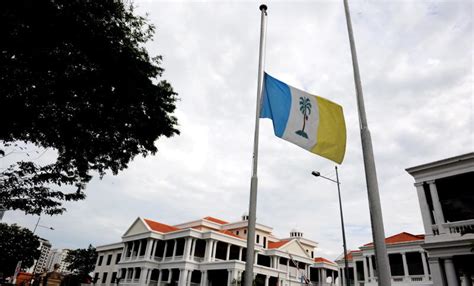 Sang saka merah putih, merah putih, atau kadang disebut sang dwiwarna (dua warna). TUKAR KELATE!: Kerajaan Negeri Pulau Pinang Kibar Bendera ...