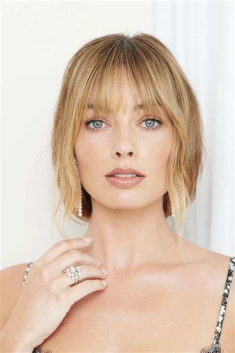 How Margot Robbie Got Ready For The 2021 Oscars From Fresh Bangs To Romantic Makeup Margot