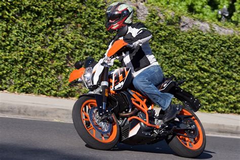 Ktm 390 duke price, specs, review, top speed, mileage, seat height, horsepower, weight, overview. 2016 KTM 390 Duke Review | Mayor of Urban Motorcycling