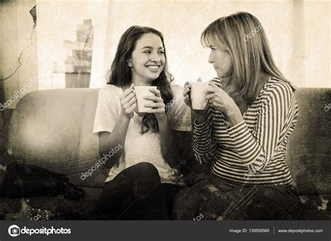 Madre E Hija Bebiendo Té Fotografía De Stock © Wavebreakmedia