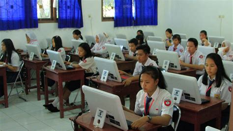 Bukan hanya sekedar karya sastra tapi juga berisi petuah, wejangan dan nasihat bagi yang mendengarkannya. Kumpulan Percakapan 2 Orang Bahasa Sunda Tentang Pendidikan