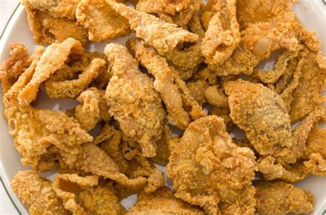 Kulit ayam adalah salah satu bagian ayam yang lezat dan disukai banyak orang, terlebih lagi jika kulit ayam diolah dengan cara digoreng dan sensasi kriuk yang dihasilkan, serta rasanya yang gurih akan membuat ketagihan. Tips Membuat Kulit Ayam Goreng Tepung yang Crispy Tahan Lama
