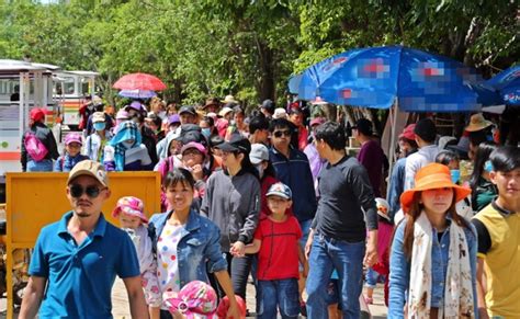 Với mục đích hoạt động ý nghĩa như vậy, giá vé tham quan kdl đại nam hiện tại là bao nhiêu? Chùm ảnh Hàng nghìn người đổ về KDL Đại Nam lễ 2/9
