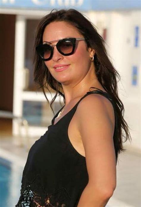 يُذكر أنّ الفنانة نرمين الفقي تجاوزت العام 50 من عمرها ولم تتزوج رسميًّا حتى الآن، وأحاطت بها شائعات الزواج سرًّا من الفنان فاروق الفيشاوي، ولكنها نفت القصة كاملة مؤخرًا، وأكدت أنها تلقت العديد من عروض الزواج، ولكنها رفضت بسبب ارتباطها الشديد بوالدتها التي رحلت. صور نرمين الفقي بالشورت القصير يكشف فخذيها ويثير الفيس بوك ...