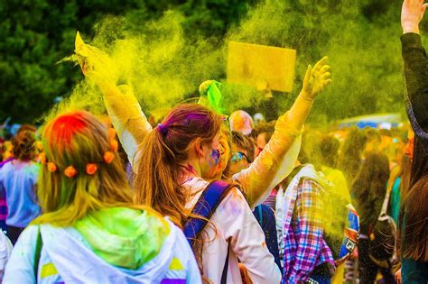 Playing Holi Has Many Health Benefits Read About Them Here Orissapost