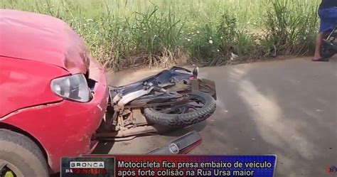 Motocicleta Fica Presa Embaixo De Ve Culo Ap S Forte Colis O Vitima