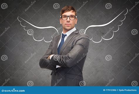 Επιχειρηματίας με τα φτερά αγγέλου πέρα από γκρίζο Στοκ Εικόνες εικόνα από 77912306