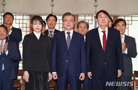 윤석열 부인, 처음에 신경도 안 썼고 젊은 돈 많은 여자가 윤석열이라는 청렴한 사람 하나 보고 좋아서 그럼 윤석열 문제되니 박근혜 관련도 다 무효예요? 윤석열 부인 김건희, 상당한 재력가로 알려져…스님이 이어준 ...