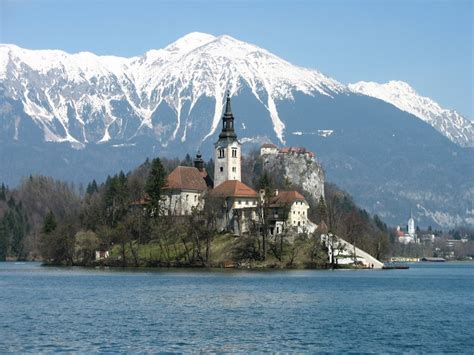 Charming jewelry, elegant watches and sparkling crystal creations commemorate the brand's tradition and craftsmanship. Image Tours: ESLOVENIA Nuevo destino para 2012