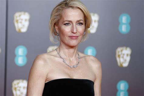 the crown l incroyable métamorphose de gillian anderson en margaret thatcher