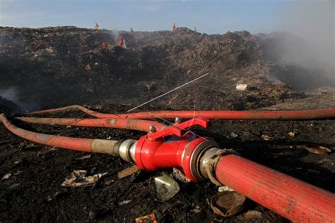 Penanganan Kebakaran Sampah Di Tpa Antang Antara Foto