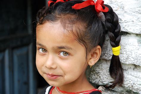 무료 이미지 사람들 소녀 머리 꽃 초상화 어린이 표정 헤어 스타일 미소 네팔 얼굴 유아 오르간 인물 사진 3872x2592 717344