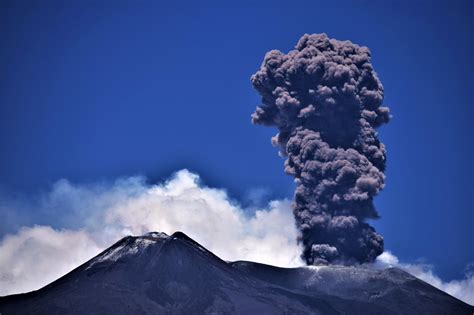 L'ampiezza del tremore vulcanico ha. Eruzione Etna: esplosione dal cratere di nord-est