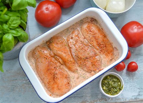 Saftige Hähnchenbrust im Ofen mit Tomate Mozzarella überbacken