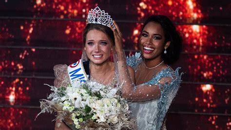 Celle qui vient d'entrer dans l'histoire et de succéder à clémence botino est actuellement étudiante en. Miss France 2021 est Amandine Petit, Miss Normandie