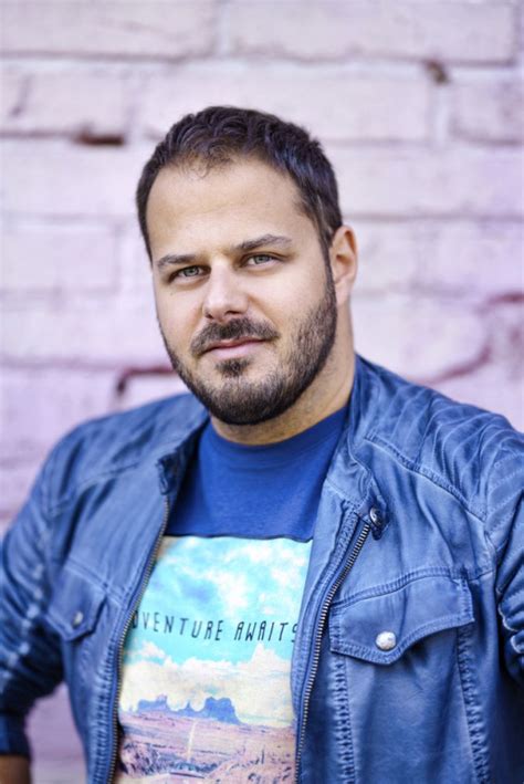 In his music he combines pop, folk, hip hop, jazz and blues. Xindl X - Asi jsem až příliš upřímný člověk - musicserver.cz