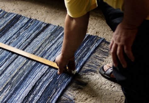 See more ideas about diy projects, diy, home diy. DIY Inspo: Denim rug | A Pair & A Spare