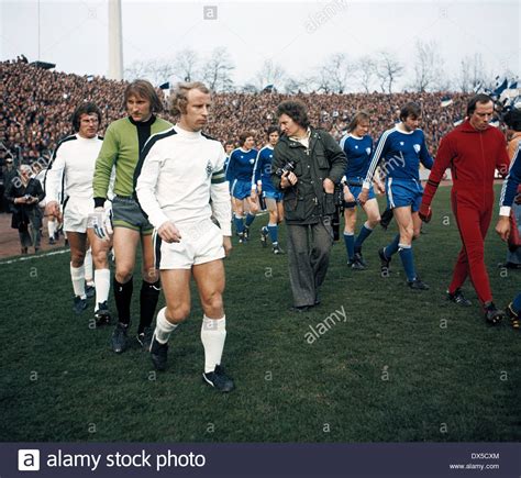 Bis mitte vfb cheftrainer markus weinzierl: Fußball, Bundesliga, 1974/1975, Stadion der Castroper ...