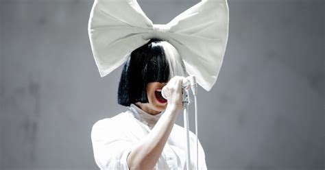 why does sia hide her face and what does she look like without a wig metro news