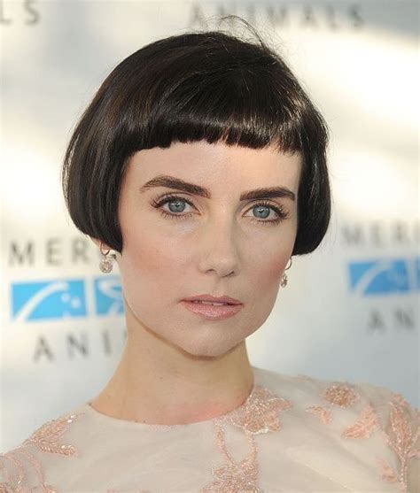 Reaching up to the ear lobes, this short layered bob with side swept bangs looks very charming. 28 Contemporary Short Ear Length Bob Haircuts in 2020 (mit ...
