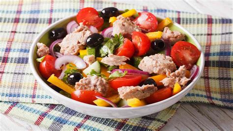 Preparare la farcitura frullando insieme i filetti di acciuga, i capperi, il burro ed il tonno ben sgocciolato. Insalata di peperoni con tonno e pomodori | perfetta da ...