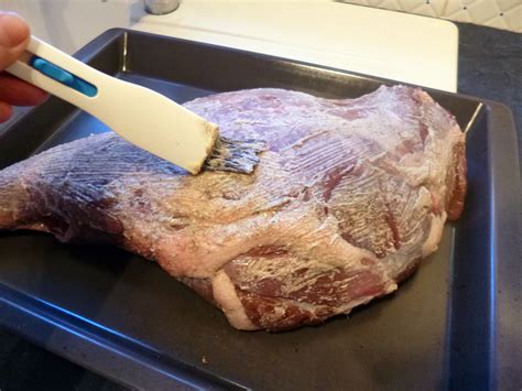 Cuissot de sanglier rôti au four