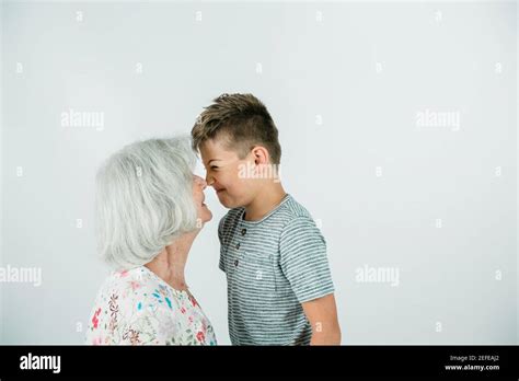 Grand mère et petit fils sur fond blanc Photo Stock Alamy