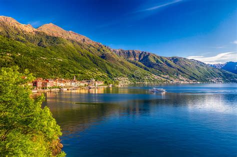 Der wunderschöne ort verbania liegt im westlichen teil des lago maggiore und geht hinauf bis in die berge. Sonnenaufgang In Dorf Cannero Riviera, See Maggiore ...