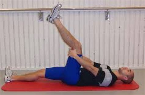 Head up and swing the leg forwards and backwards engaging the hamstrings and hip flexor groups. Hamstring Deutsch übersetzung