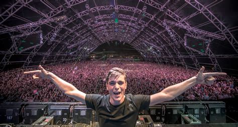 More than +1000 pictures about martin garrix wallpapers hd that you can make the option to make your wallpaper. Martin Garrix Wallpaper and Background Image | 1600x856 ...