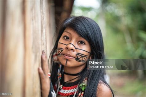 ブラジル先住民若い女性グアラニー語民族性からの肖像画 ブラジルのストックフォトや画像を多数ご用意 ブラジル ネイティブアメリカン アマゾン地域 Istock