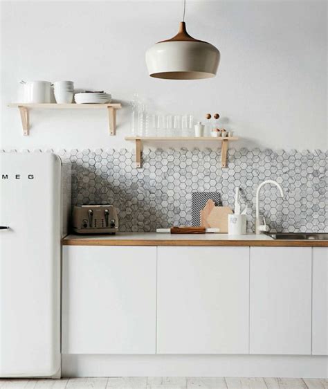 Mozaika Heksagonalna Na Backsplashu W Kuchni Skandynawskiej Kuchnia W