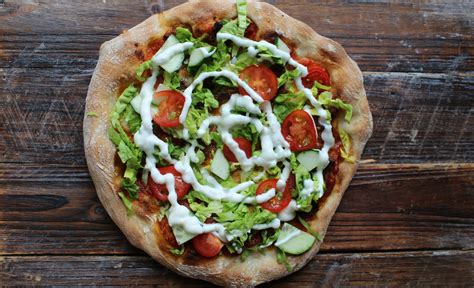 Salatpizza Hjemmebagt Pizza Med Kebab Salat Og Dressing Mandekogebogen