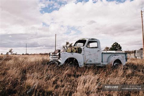 Old Abandoned Truck In Dry Field On Cloudy Day — Tyres Farm Stock