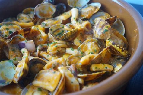 Mezclamos bien, añadimos un poco de sal y cubrimos con agua. Calamares en salsa | Recetas para cocinar, Recetas con ...