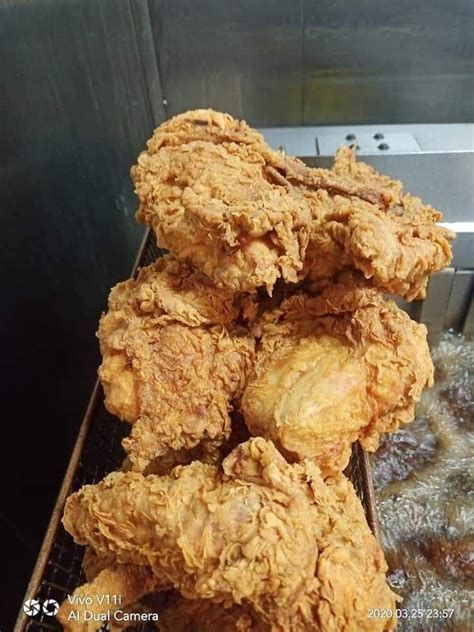 Tips goreng ayam untuk mendapatkan ayam yang juicy di dalam dan garing di luar. Resepi Ayam Goreng Crispy Ala KFC McD