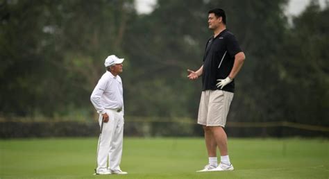 · that's gary player on the left. gary-player-yao-ming | Sportsfreak