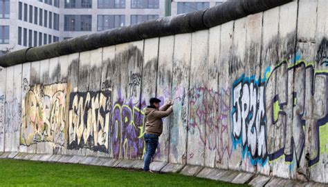 Foto Mengenang Runtuhnya Tembok Berlin Kumparan Com