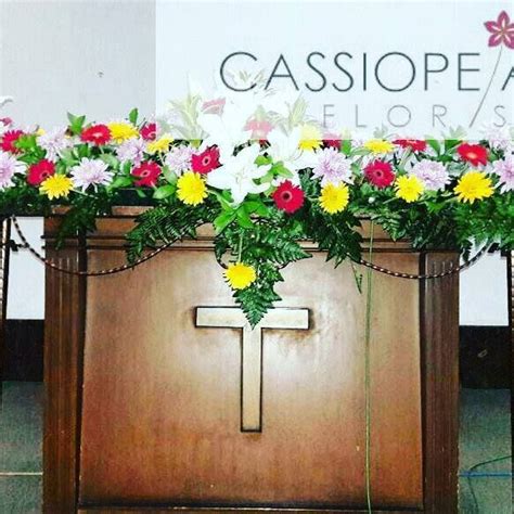 Rangkaian bunga akan lebih menarik apabila vas dan pot nya bervariasi. Rangkaian Bunga Gereja ~ Semarak Merah Hari Kudus Thehijau ...