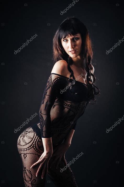黒の背景に黒の官能的なランジェリーでセクシーな美しい裸の女性 ストック写真 AZZ 65172113