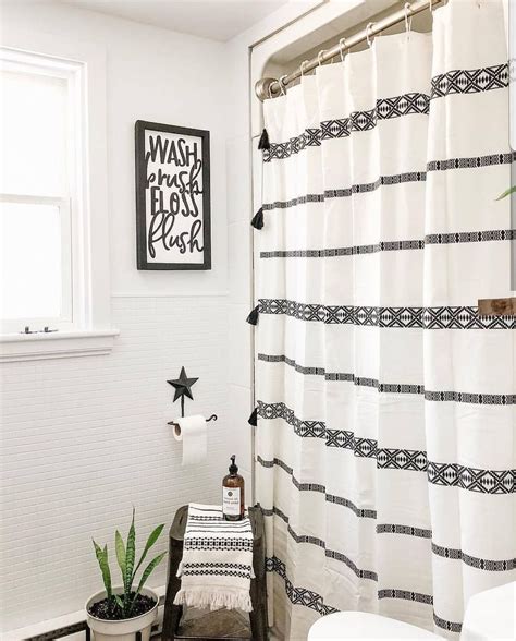 31 Amazing Black And White Shower Curtain For Your Bathroom Decor Homyhomee Bathroom Decor