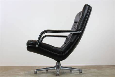 Machen sie es sich gemütlich! Schwarzer F141 Leder Drehsessel von Geoffrey Harcourt für ...