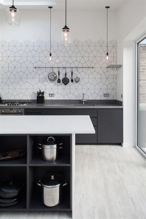 Provides protection from splashing grease when cooking and is easy to clean. 11 types of white kitchen splashback tiles: Best white ...