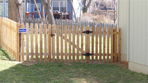 200 Feet Of Fence 4 Tall Cedar Wood Picket Complete Fence Package