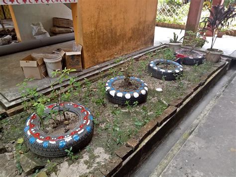 Makan malam pun selesai, aku dan suami ku duduk di teras depan kontrakan ku. Lanskap Taman Mini Sekolah