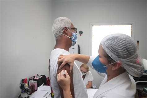 A vacina estimula o sistema imunológico a produzir anticorpos que destroem os. Nova Iguaçu começa a vacinar idosos com mais de 95 anos ...