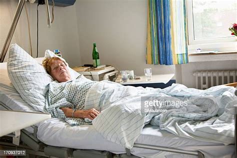 60 Meilleures Old Woman In Sick Bed Photos Et Images Getty Images