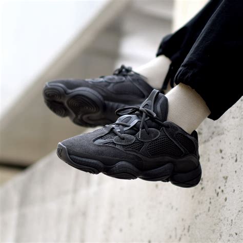 We recommend going up 0.5 size. Yeezy 500 Utility Black - Sneakers.fr